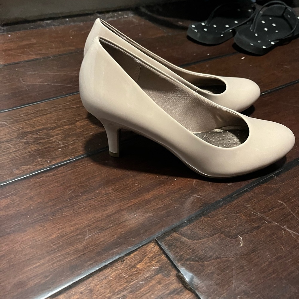 Size 7 nude heels